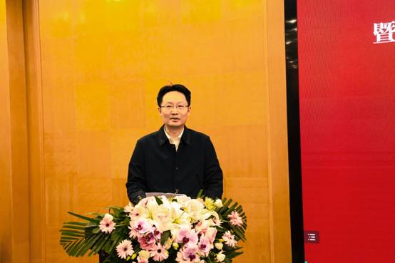 人站在花前中度可信度描述已自动生成